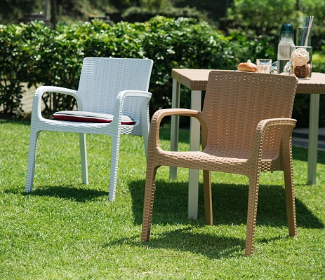 Silla de ratán apilable Koppla Mesa con patas de aluminio