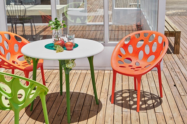 Easy and charming patio dining set, Chloe garden table and Nido chair. Image