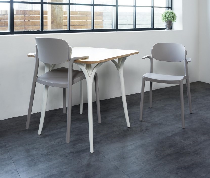 Silla de comedor Brazo colgada en la mesa. Silla de comedor Brazo colgada en la mesa.