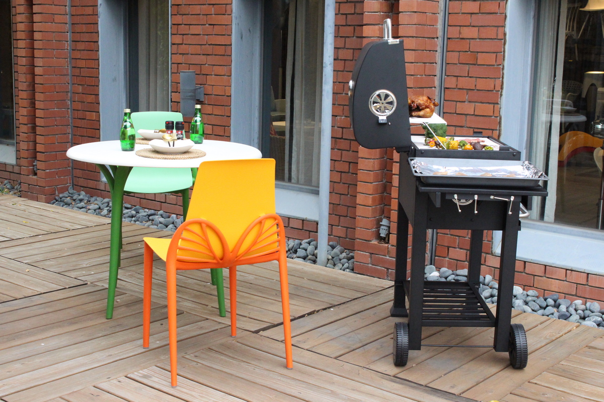Platicar con los invitados y hacer BBQ al mismo tiempo