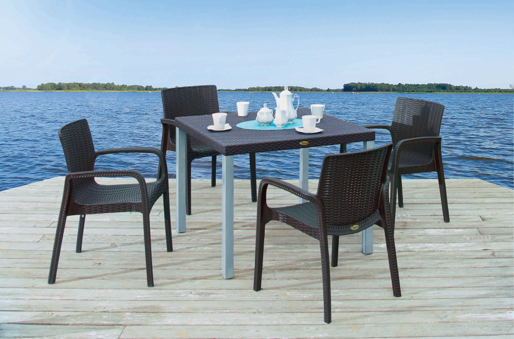 Table with aluminum legs