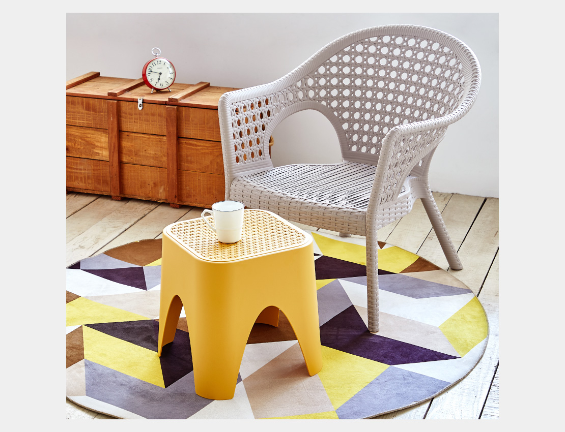 Mesa lateral Mallorca y silla de rat&aacute;n 