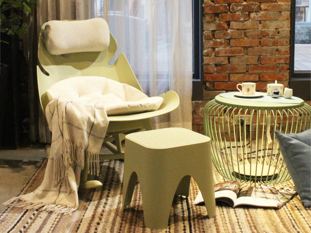Use Mallorca Coffee Table to support legs