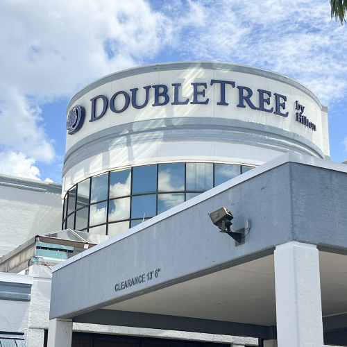 double_tree_hotel_ft_myers_pic1s DoubleTree by Hilton Fort Myers at Bell Tower Shops - Lagoon muebles de dise&ntilde;o