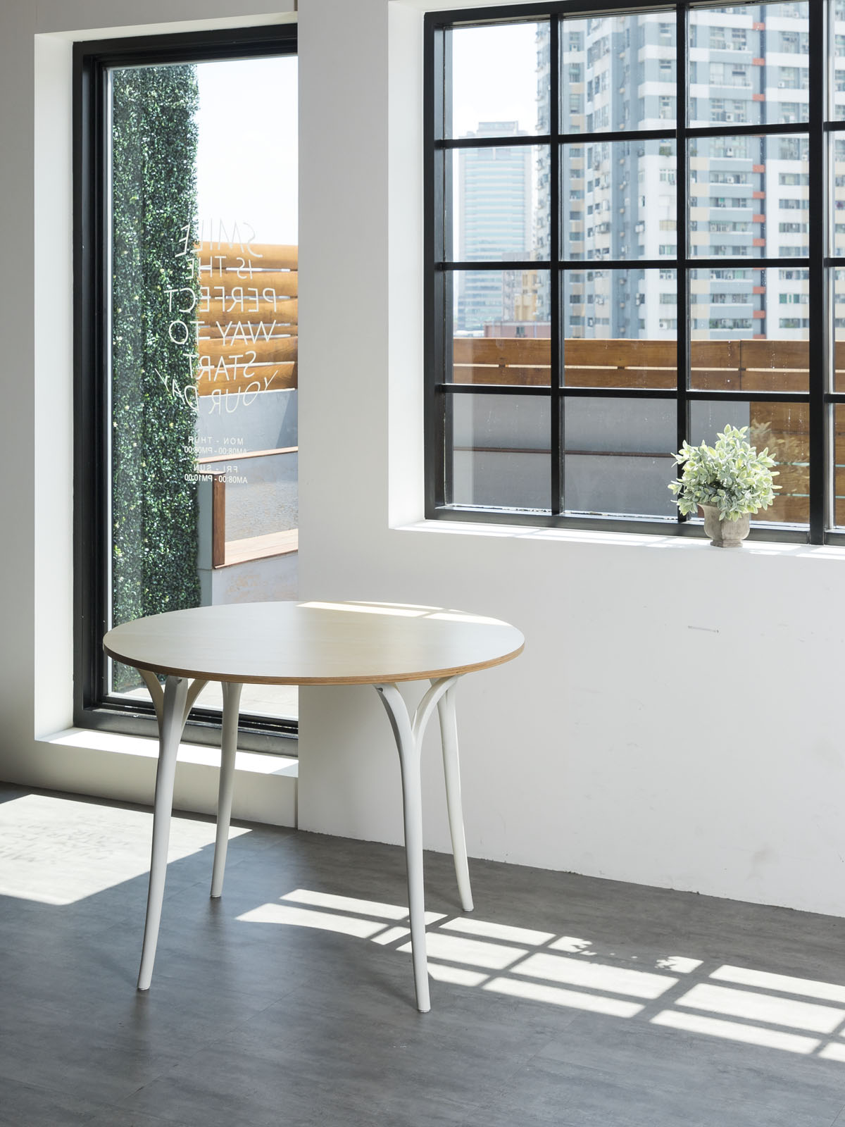 Chloe Table